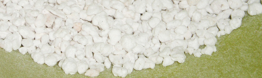 Perlit je jedním z materiálů vhodných k drenáži květináčů.